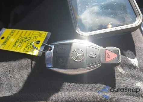 2016 Mercedes-Benz C 300 z USA, uszkodzony, nr VIN 55SWF4JB7GU127743